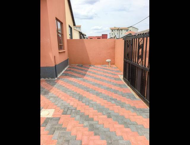 2 BEDROOM PROPERTY TO RENT IN FLEURHOF